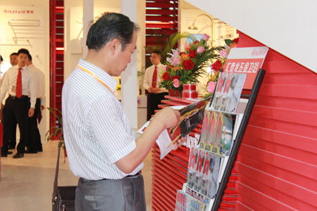 .参展商被丰富的九游体育宣传资料吸引